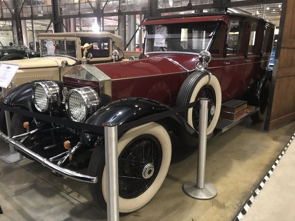 Это первый Ролс) Узнаете дух экстаза, тогда он был золотой) 