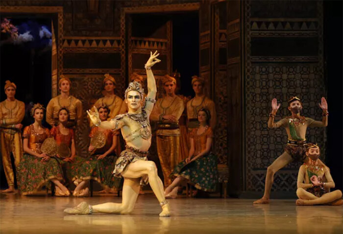 В центре - Поль Марк в роли Золотого Божка из спектакля "Баядерка" , хор. Рудольфа Нуреева, (с) S. Loboff/OnP