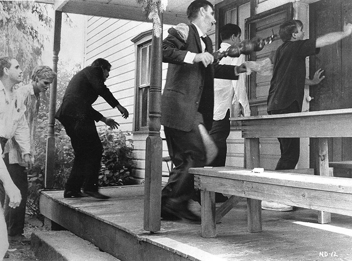 Кадр из фильма "Ночь живых мертвецов" (1968). Зомби нападают на дом. 