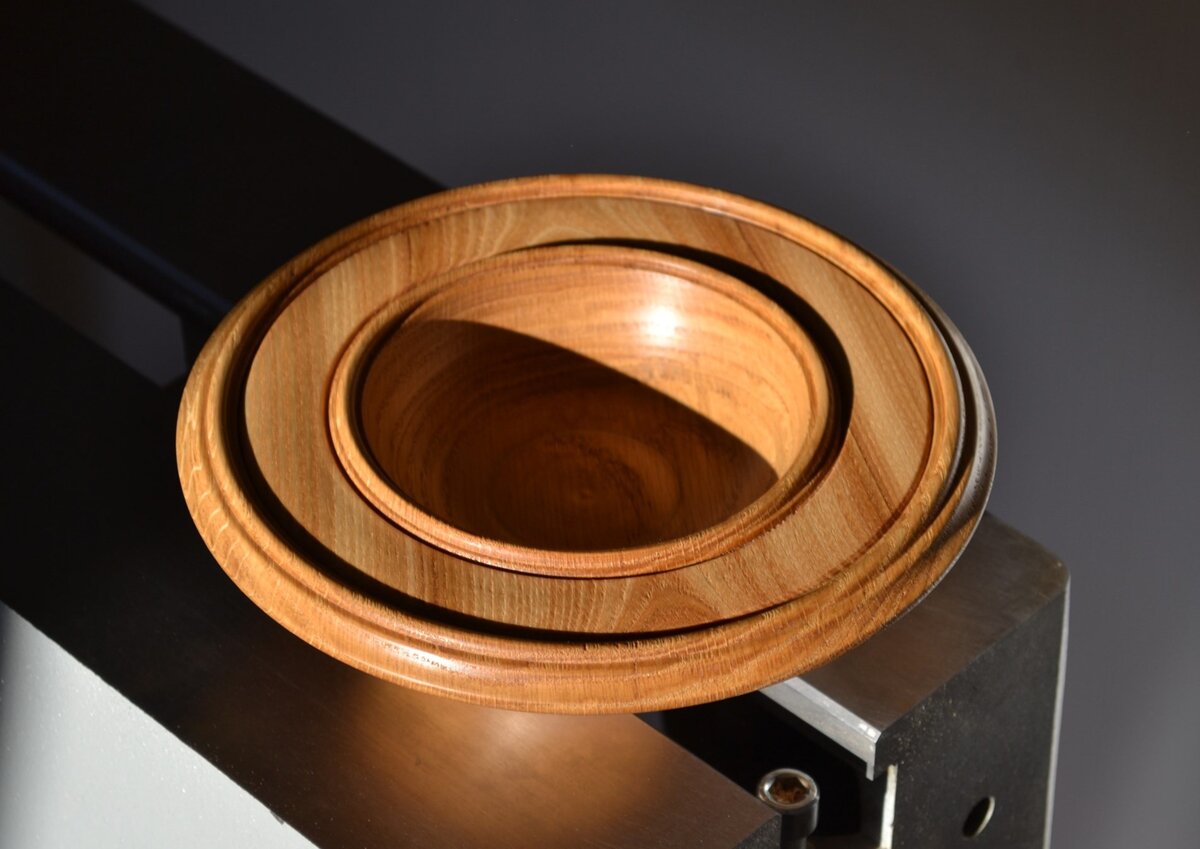 Изготовление тарелки из двух пород древесины. Материал: дуб, ясень Покрытие: тиковое масло
Видео: