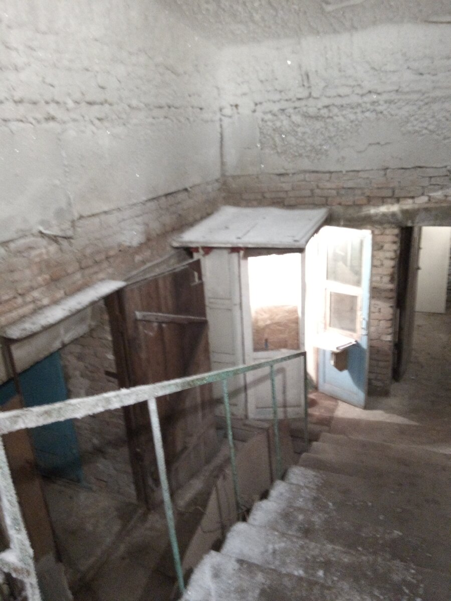 Спускаемся в погреб.