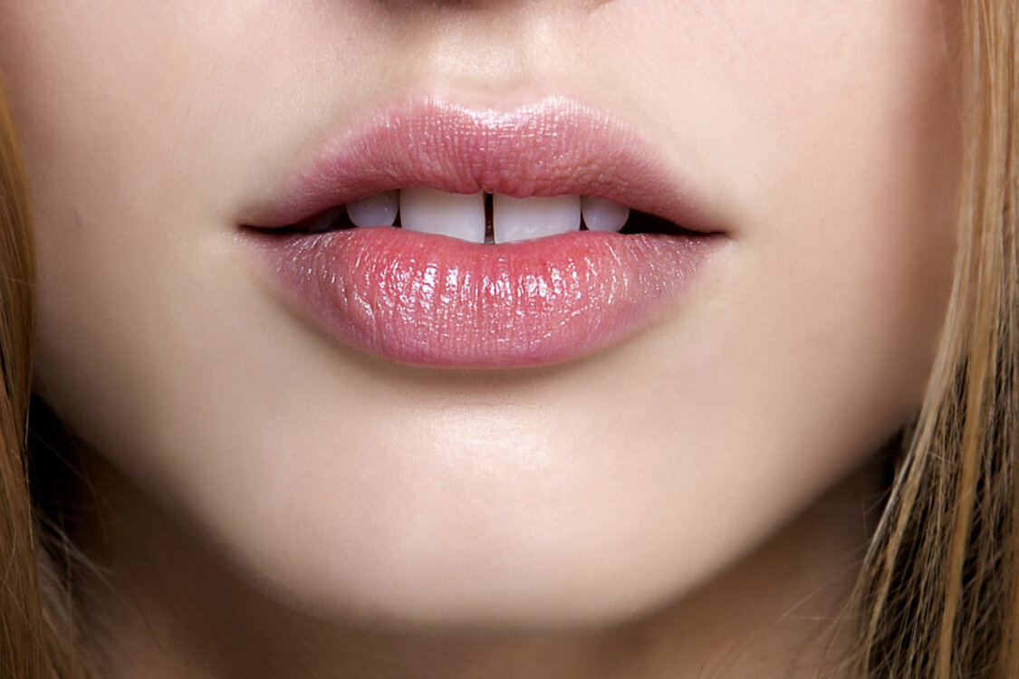 Изгиб губ. Красивые губы. Женские губы. Губы без помады. Натуральные губы.