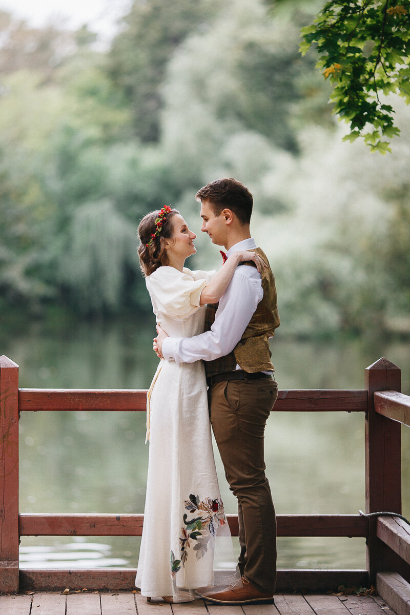 Платье изо льна идеально подойдет летом и может быть декорировано индивидуальной вышивкой.