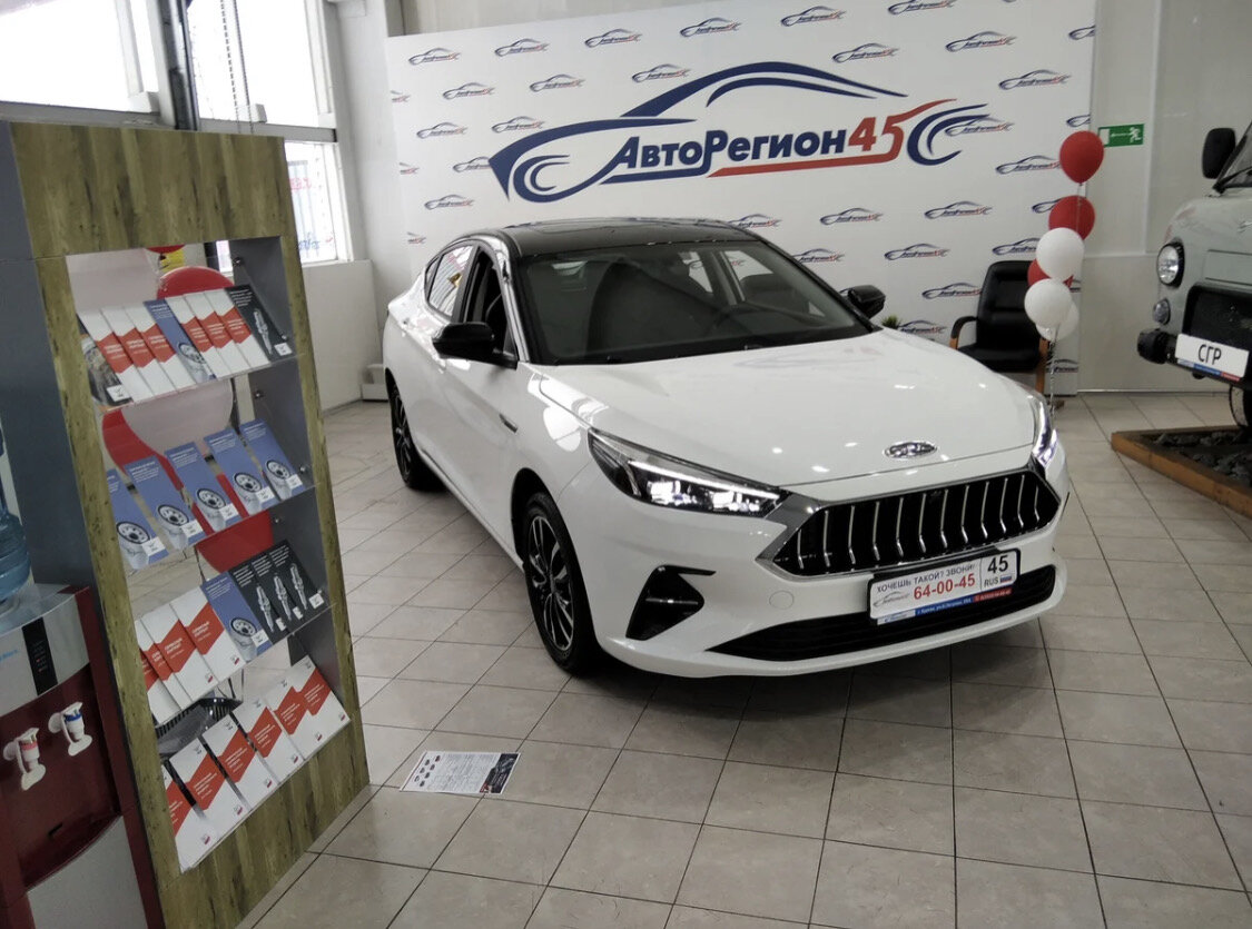 Черная крыша, стильно и модно, сам автомобиль тоже покрашен очень добротно, по зазорам - я тоже не нашел прям явных косяков, а ведь автомобиль собирается в Казахстане! Так что фактически он +- еще на 120-150 тысяч дешевле!