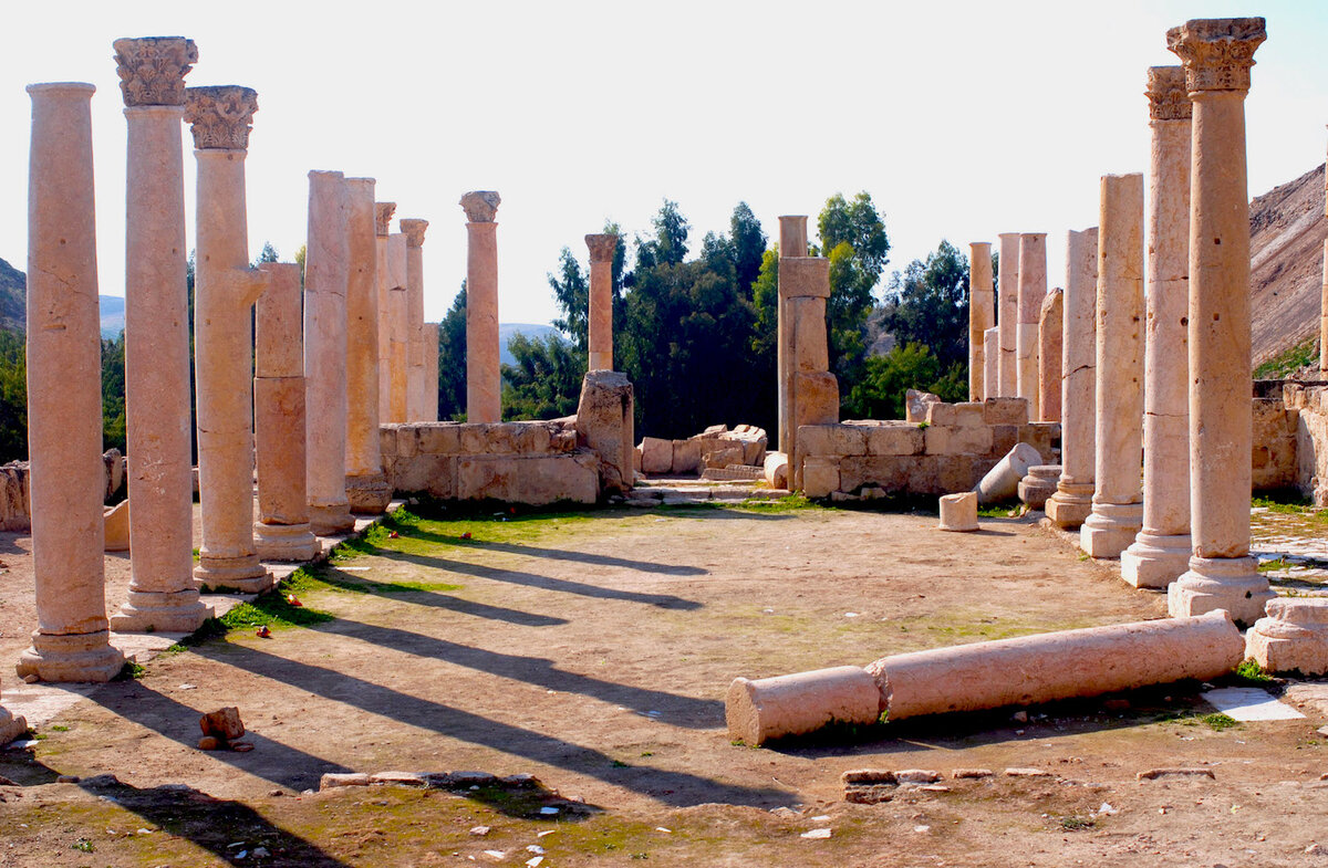 Развалины царского дворца в Пелле - древней столица Македонии (здесь жили в обстановке интриг и опасности мать и дочь "амазонки" - Кенана и Эвридика. Фото из открытых источников.