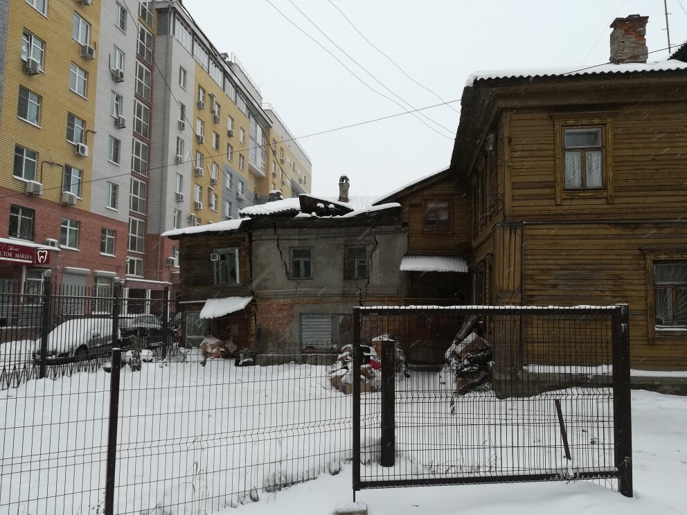 Ветхий дом в центре города . Фото моё.