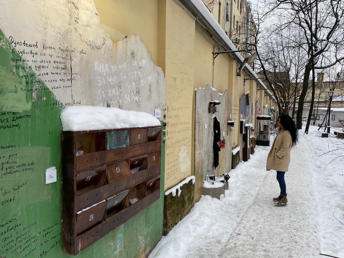 Здесь и окаменевшее пальто поэта