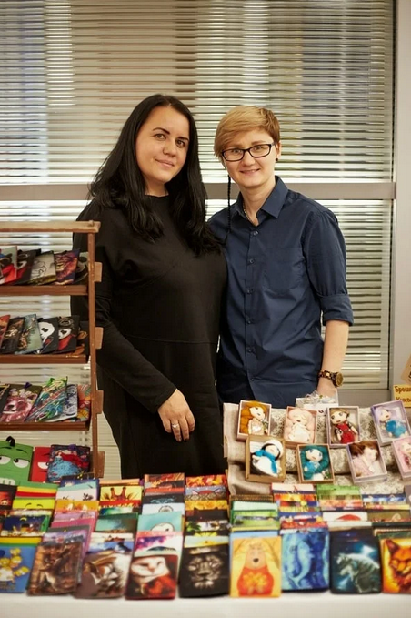 На ярмарке со своими работами.