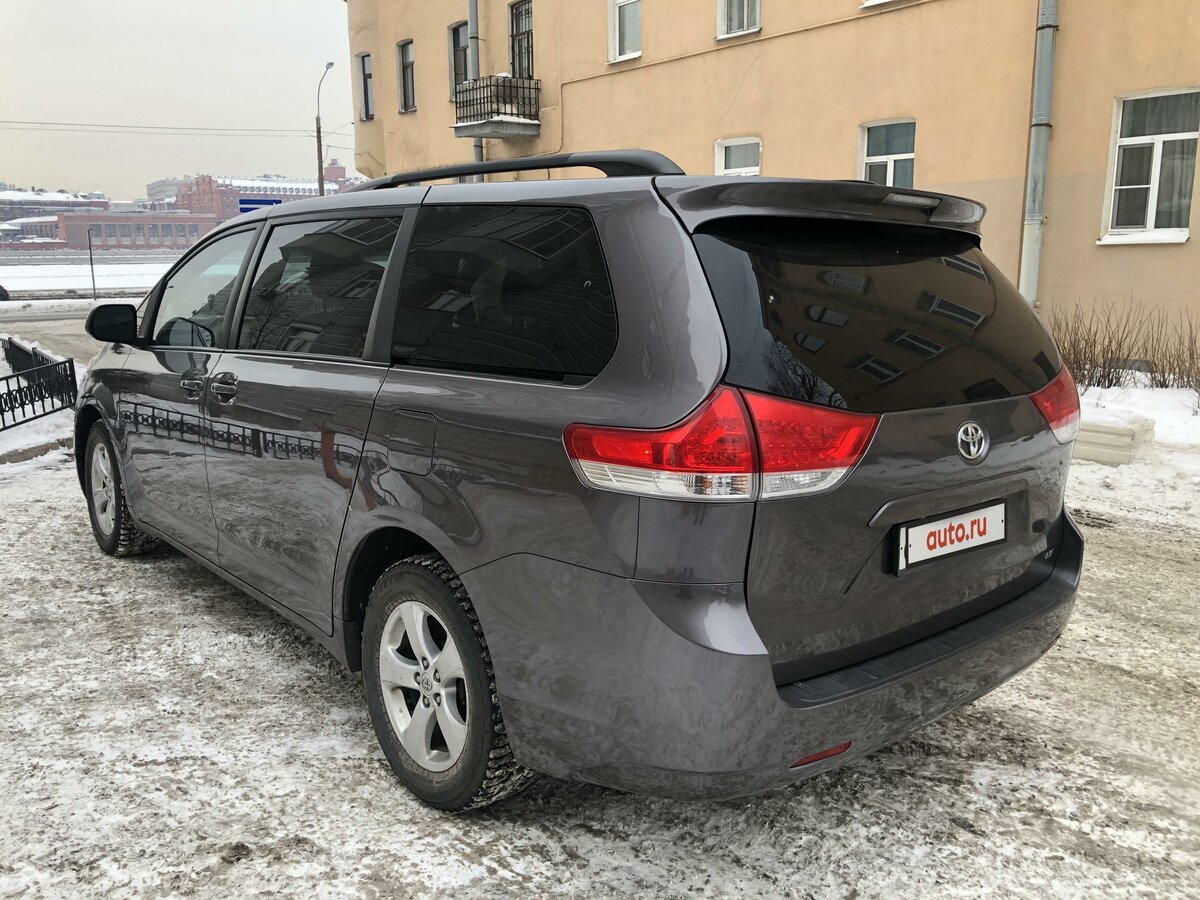 Toyota Sienna – это почти Camry 3.5 только на 7 мест, с AWD и багажником  объемом 1107 литров | У бати в гараже | Дзен