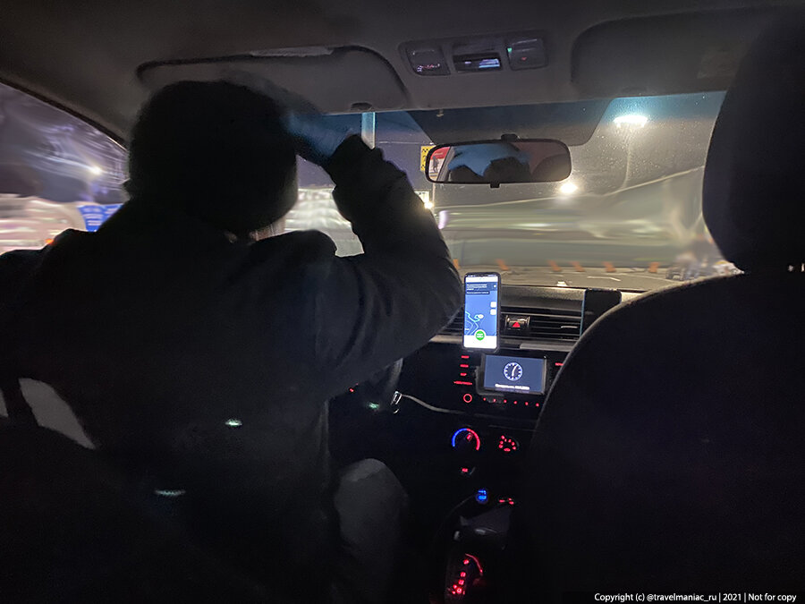Таксист проехал 8000 км. Таксист фото со спины. Такси в темноте заблудилось. Таксист Москва Оренбург семён.