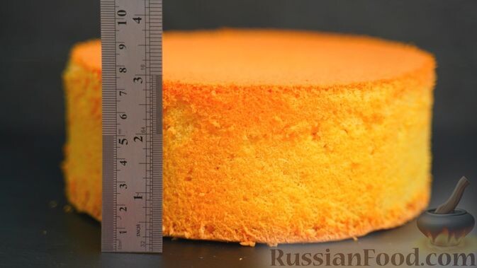 Сегодня хочу показать, как приготовить идеально пышный бисквит для торта или пирожных. Очень простой рецепт без использования разрыхлителя и соды. Только мука, яйца, сахар и небольшая щепотка соли. Именно такие ингредиенты используются для классического пышного бисквита.
