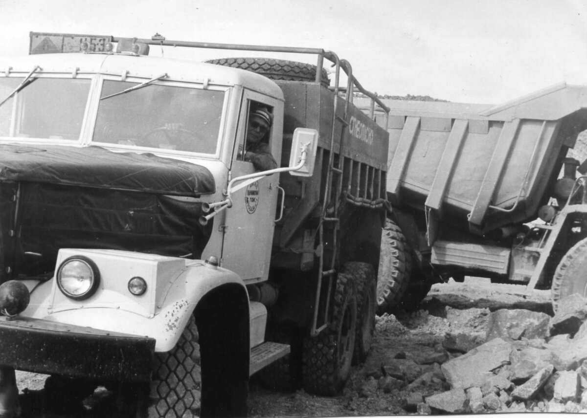 Личное фото. Маслозаправщик в карьере.