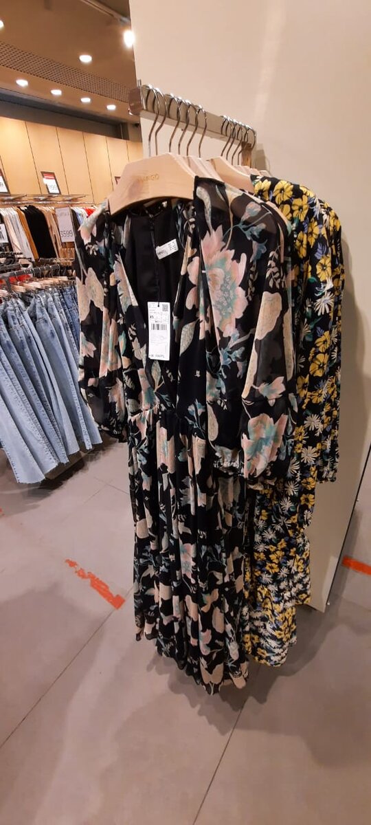 Платье с принтованными цветами 6 499 руб.