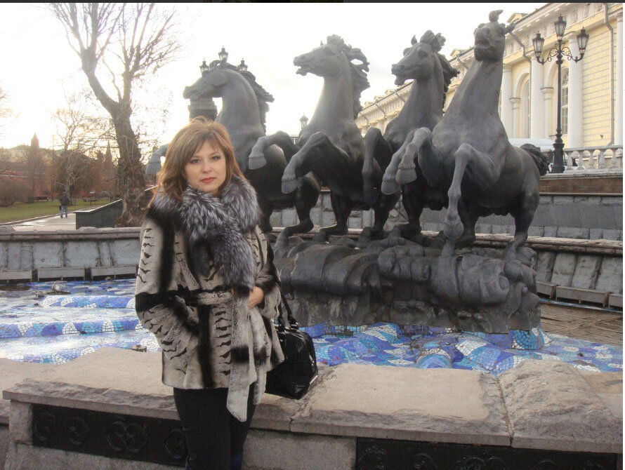 Я на фоне фонтана с лошадьми.