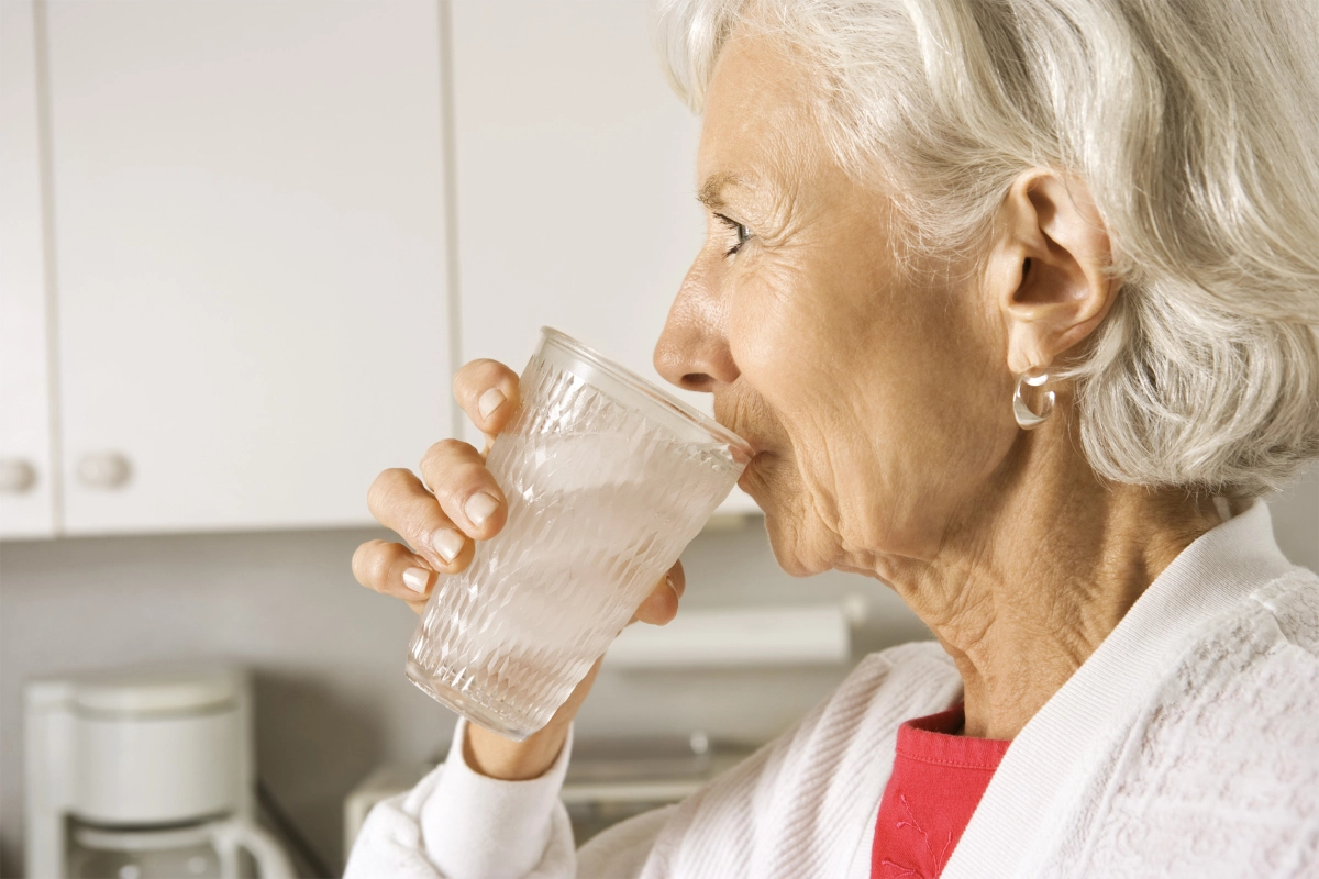 Сохнет рот причины у пожилых людей. Вода в пожилом возрасте. Бабушка пьет воду. Питье у пожилых. Питьевой режим пожилых.