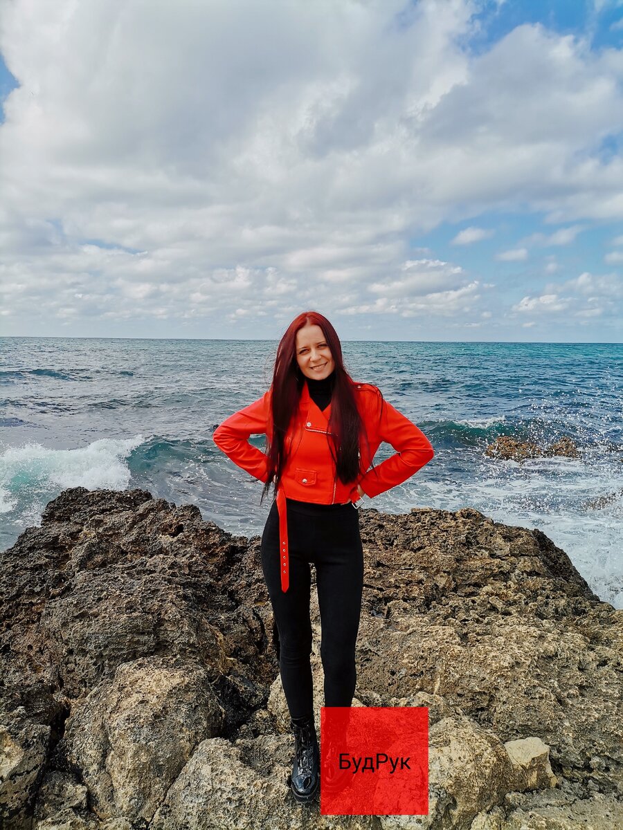 На каждом фото можно найти изделия моего авторства. В данном случае - леггинсы.