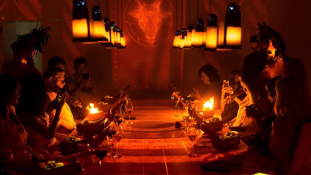 Представление во время ужина