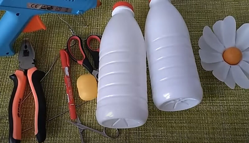 Ромашка из пластиковой бутылки для создания нужной атмосферы на даче