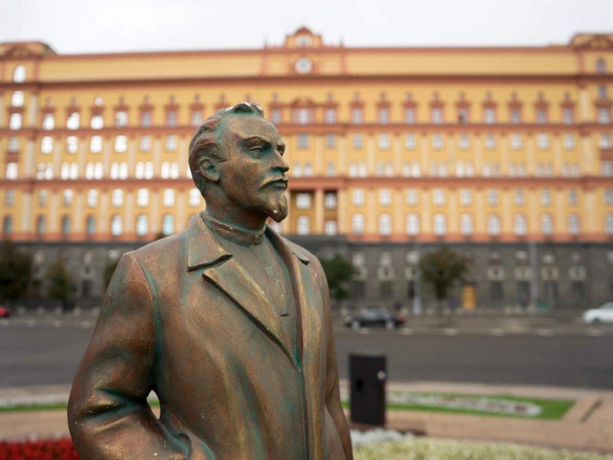 Памятник Феликсу Дзержинскому на Лубянской