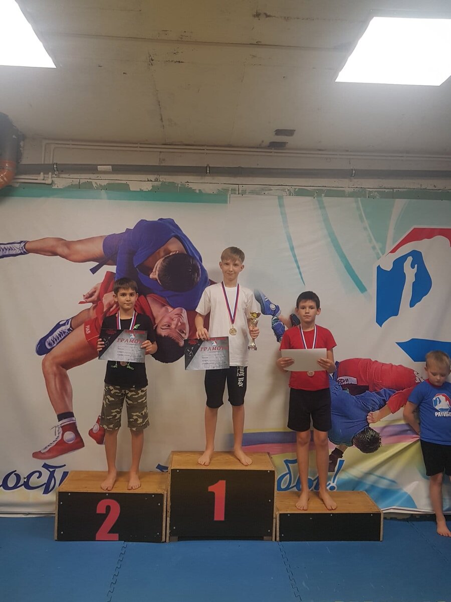 Дмитрий к станкам идет со спортивного пьедестала победителем