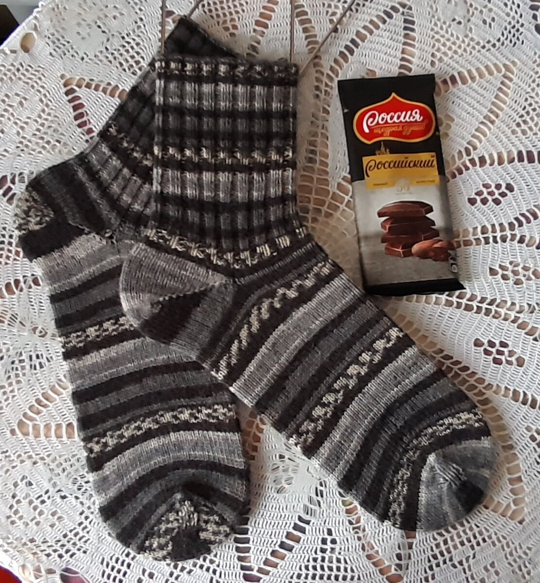 Секции не подбирала, так мне больше нравится. Супруг доволен. Носки на фоне моей скатерти, связанной крючком.