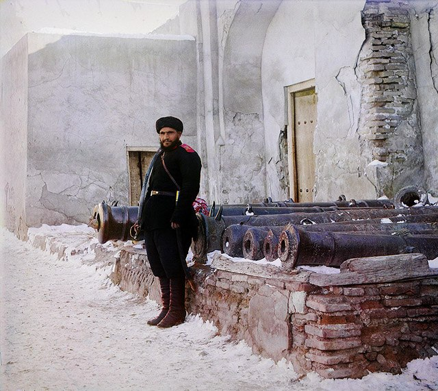 Часовой у дворца и старинные пушки. Бухара. Альбом "Отдел II. Самарканд" Фотограф: Сергей Михайлович Прокудин-Горский