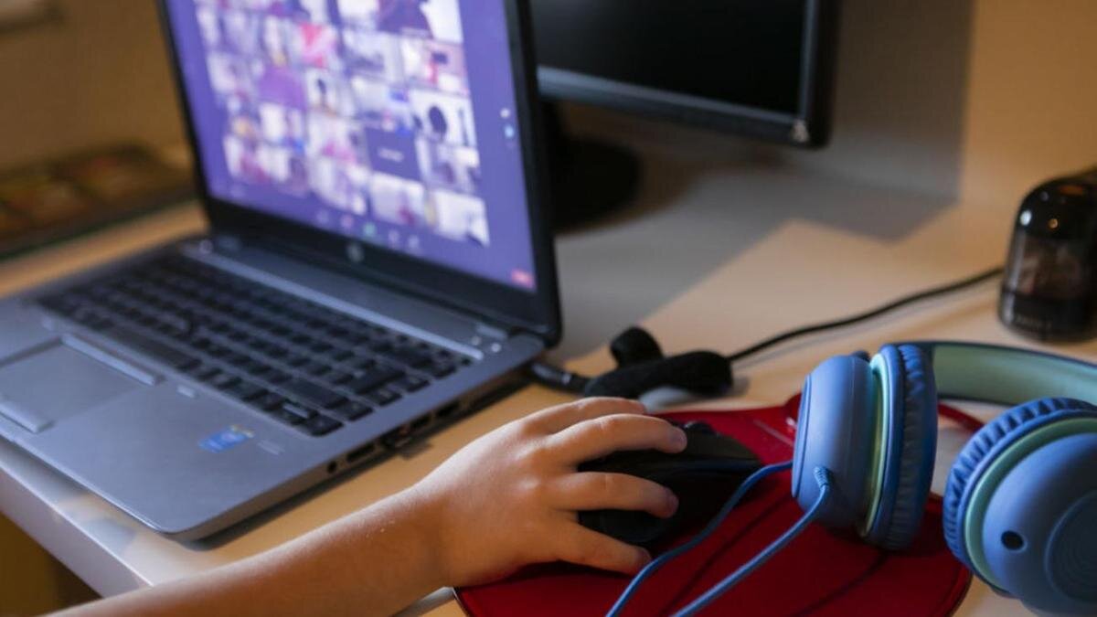    Ребенок держит рукой компьютерную мышку:Eva Marie Uzcategui / Bloomberg / Getty Images