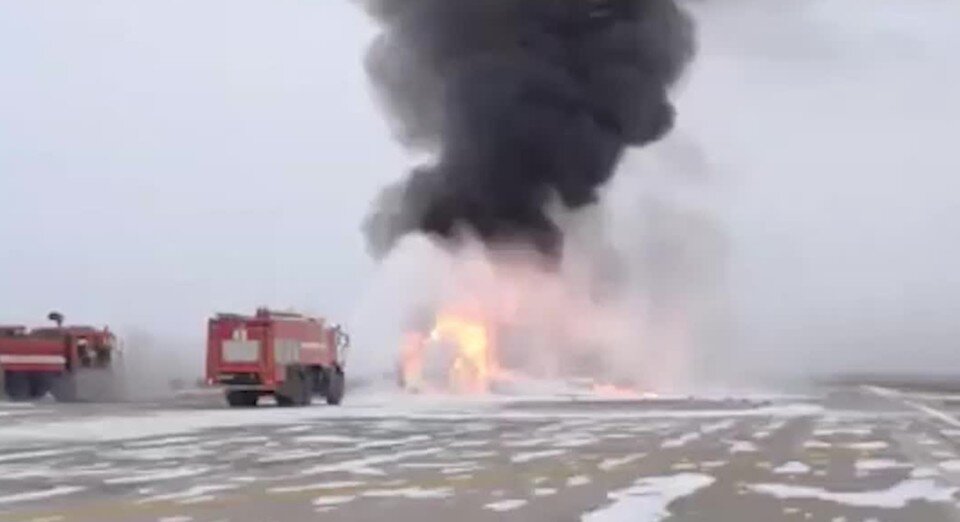    Видео пожара на месте крушения вертолета Ми-8 опубликовали очевидцы  Кадр видео