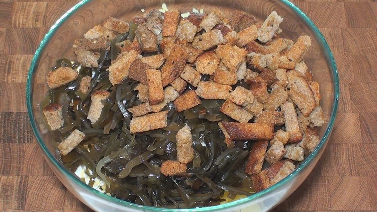 Салат из рыбных консервов с крабовыми палочками и морской капустой «Невод»