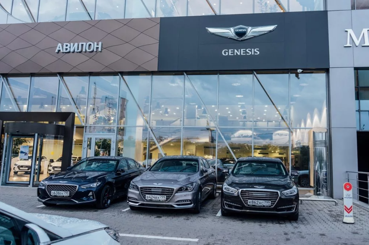 москва, варшавское шоссе, д. автомобили в автосалоне. Hyundai агат. автоцентр сити cadillac, москва, улица антонова-овсеенко. автосалон антонова-овсеенко 15.