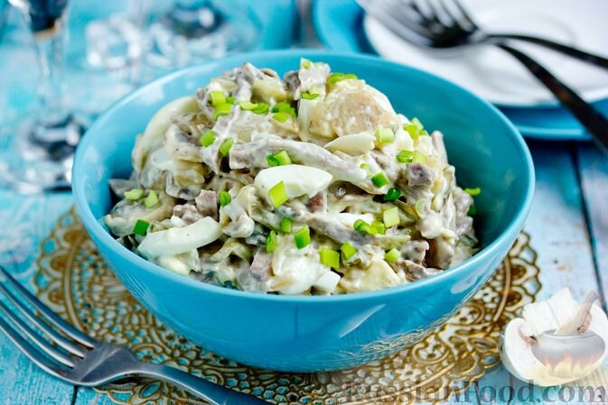 язык свиной, шампиньоны, огурцы солёные, яйца, лук репчатый, масло подсолнечное, майонез, соль, перец чёрный молотый, зелень