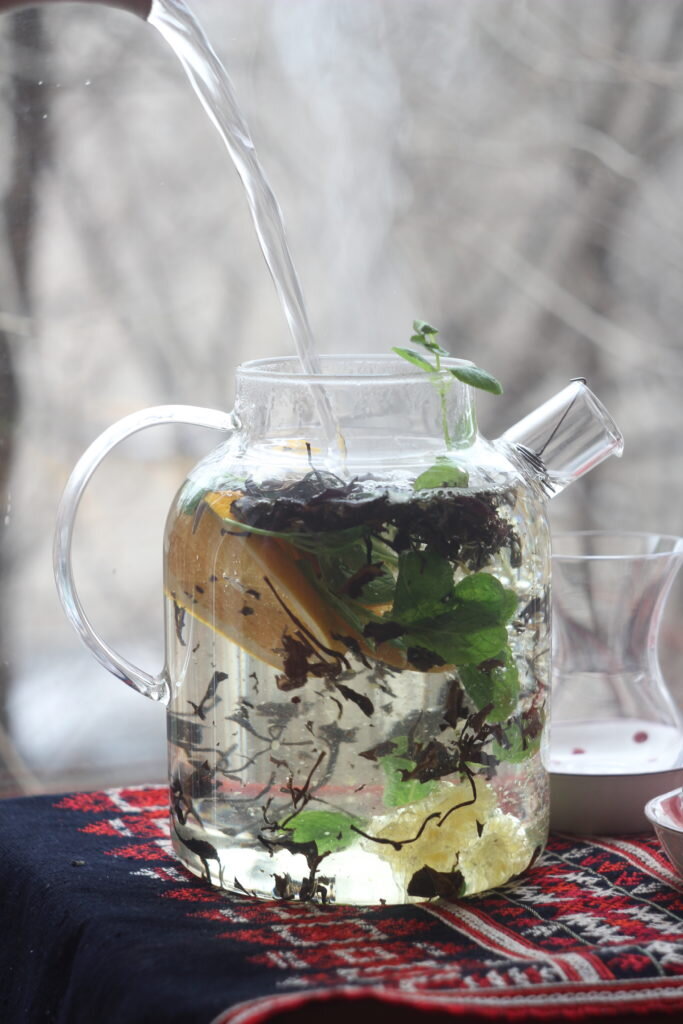 Такой ташкентский чай, кстати, получится очень легеньким. Количество всего в чайнике можно смело удваивать. Но мы предпочитаем легкий вариант. Фотография Ольги Никандровой.