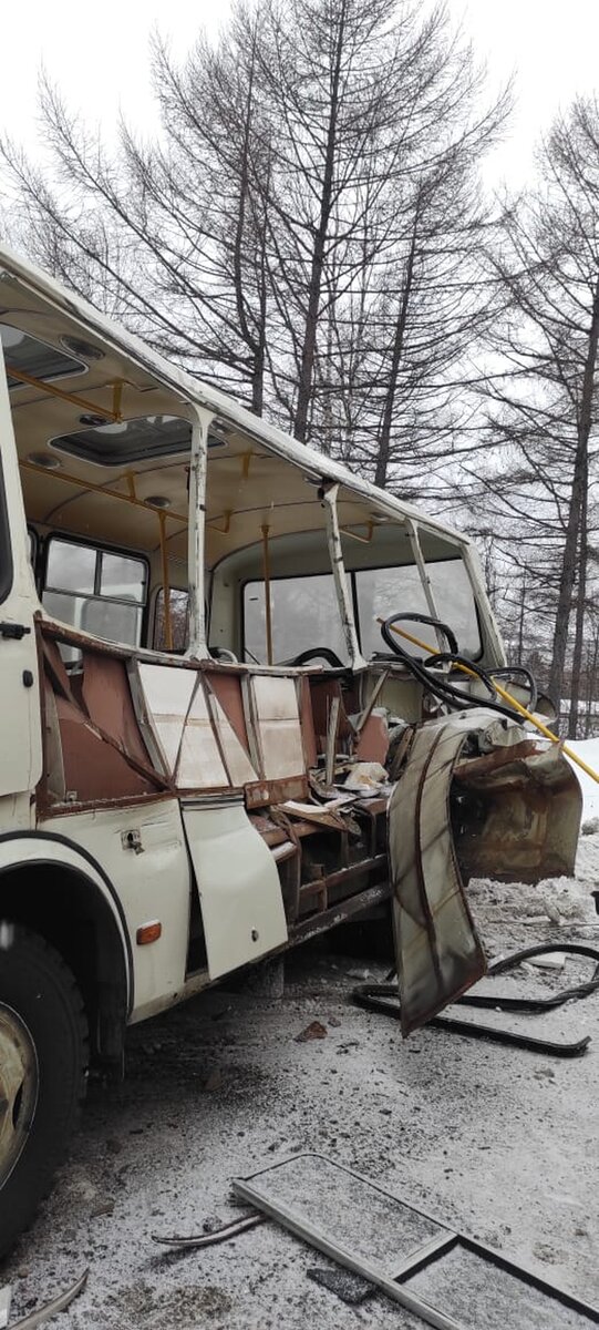     Большегруз столкнулся с ПАЗом левым бортом по касательной. Фото: краевое управление ГИБДД