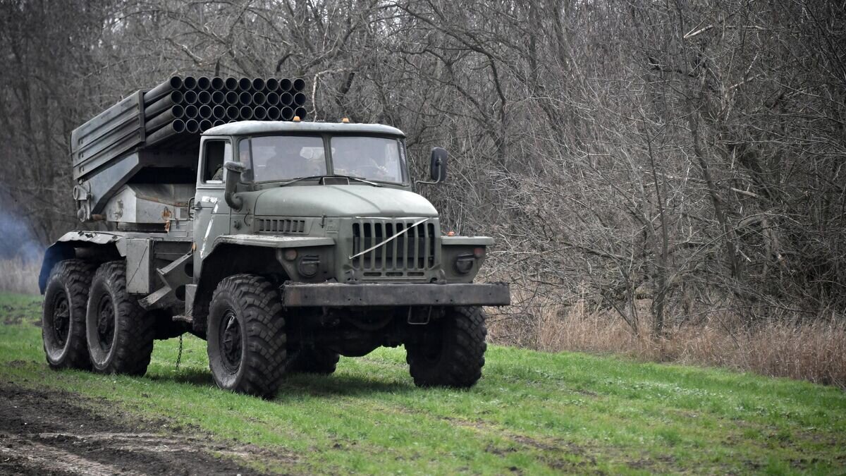    Работа расчета реактивной системы залпового огня БМ-21 "Град" в зоне проведения СВО© РИА Новости / Евгений Биятов