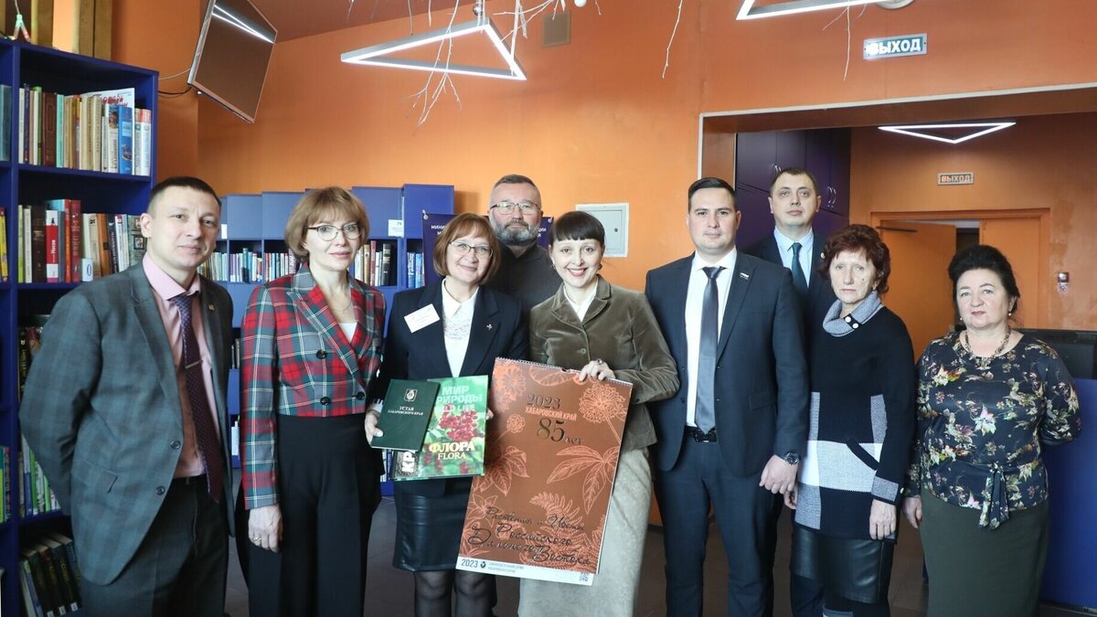     Межпоселенческая библиотека Хабаровского муниципального района является центром для 32 библиотек близлежащих поселений, которые получают здесь литературу для своих читателей.