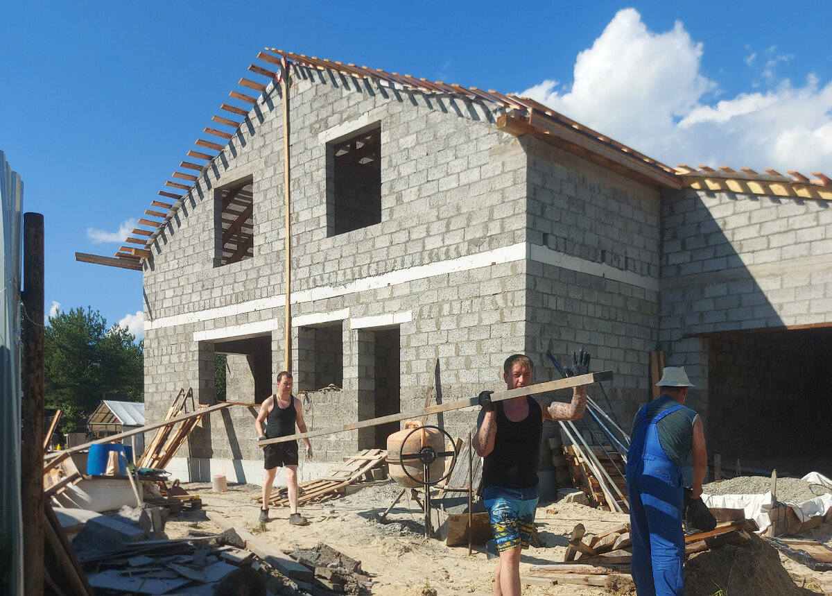 Гараж справа, построен на ленточном фундаменте, который "привязан" к плите 