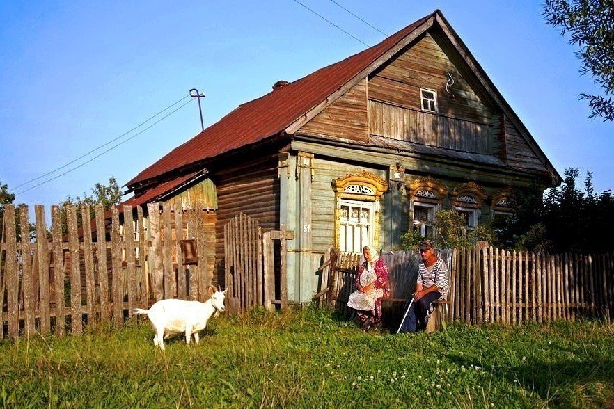 Есть там дома. Бабушка в деревне. Деревенский дом с хозяйством. Жизнь в деревне. Домик в деревне бабушка.