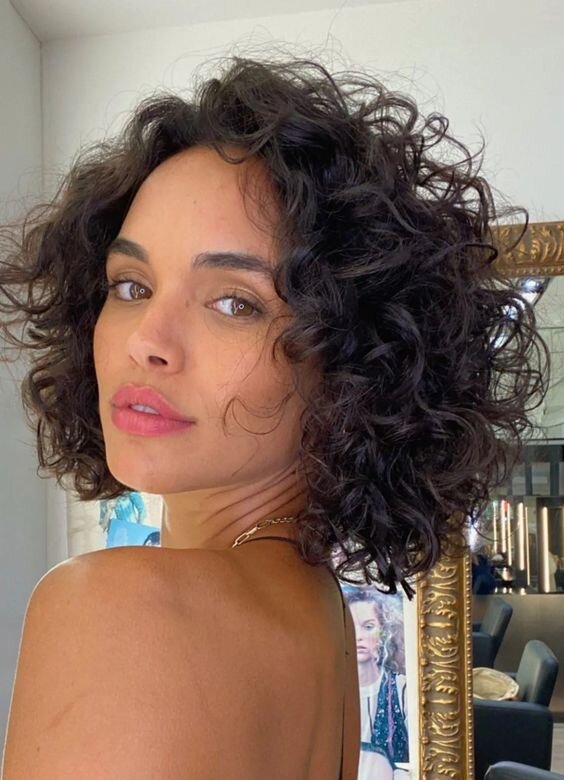 Кудри можно укладывать и очень мило и крайне дерзко