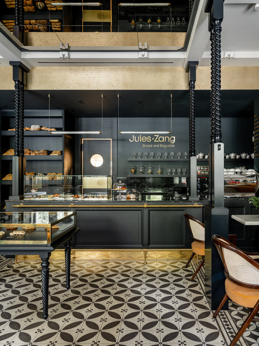 Барная стойка в главном зале. Зеркальный потолок дает иллюзию второго света.