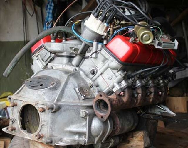 Мотор ЗМЗ-523. Использовался в основном на автобусах и грузовиках, хотя спокойно может трудиться и на легковых автомобилях. Американцы, не будь глупыми, так и делали. Изначально разрабатывались моторы для грузовиков, который потом в дефорсированном виде ставили и на легковые автомобили. Более того, американцы не заморачивались и на светотехнику. На классических легковых автомобилях, вплоть до середины 90-ых годов и передняя оптика была унифицирована с грузовиками. 