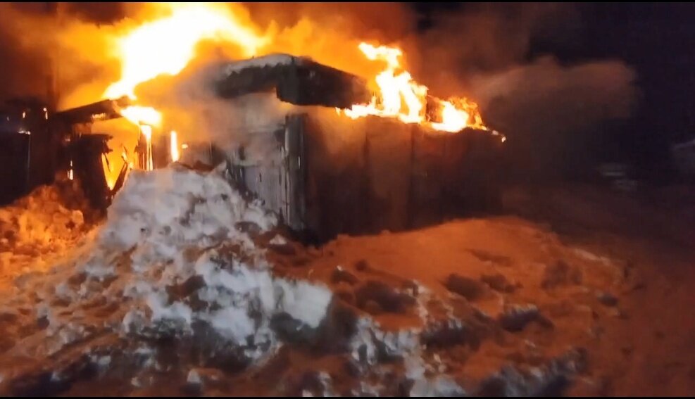    Четыре гаража и автомобиль сгорели в Кемском районеVK | паблик «Пожарная охрана Кемского района»