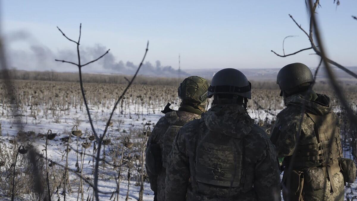    Украинские военные в районе Соледара© AP Photo / Libkos