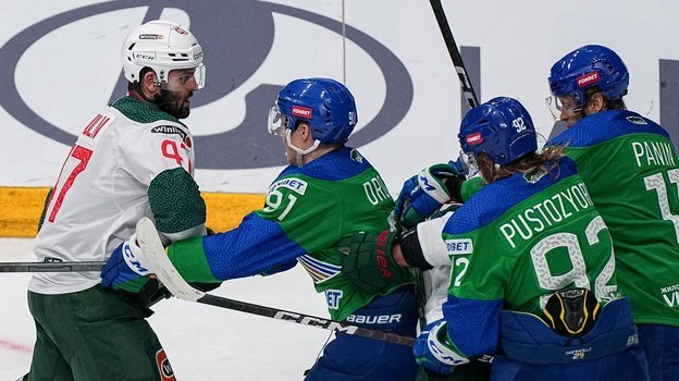    Александр Радулов против игроков «Салавата Юлаева».Ильнар Тухбатов/"Ак Барс"