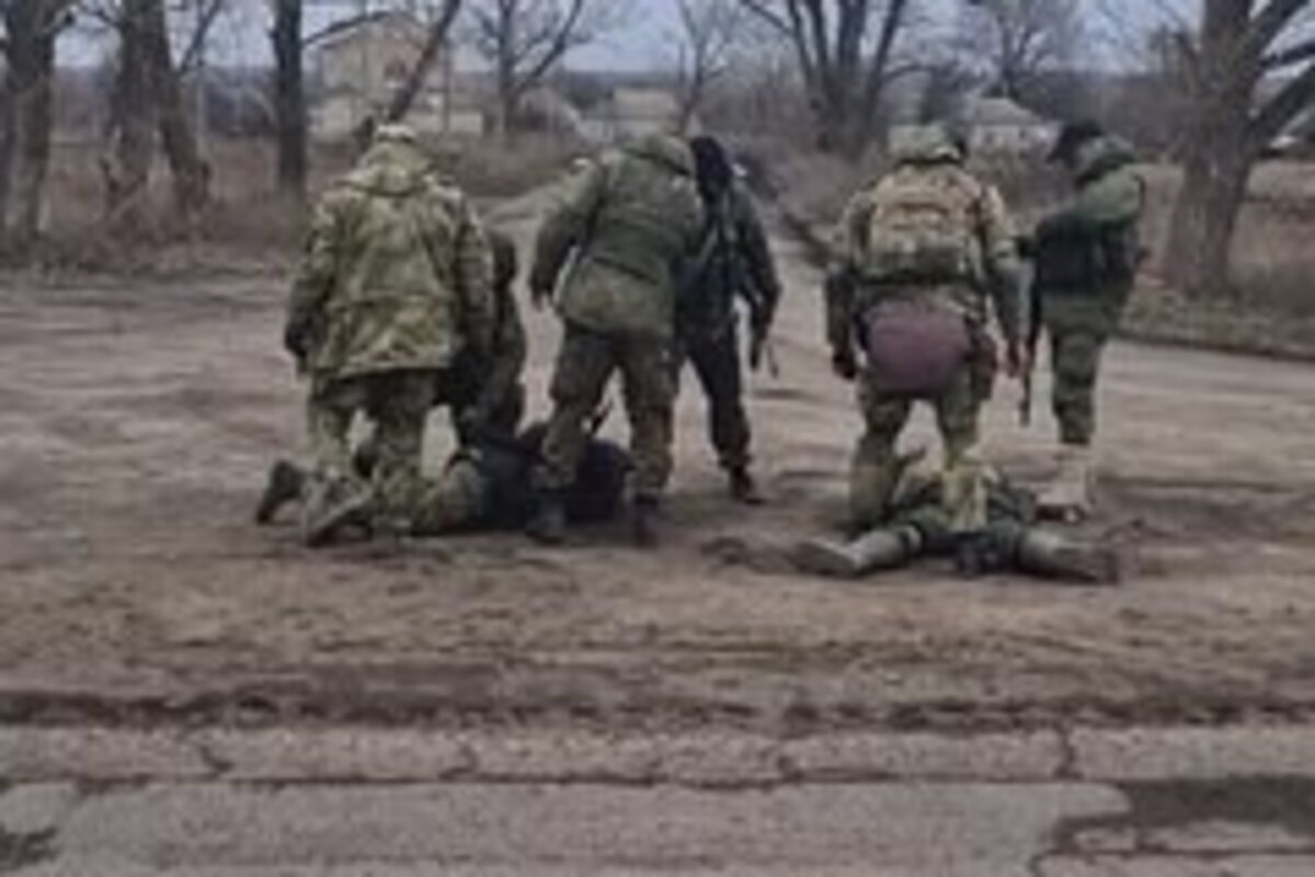 Два украинских диверсанта были пойманы на подконтрольной РФ территории линии соприкосновения.Захват нарушителей осуществили бойцы батальона"Апостол".По данным издания "Военное обозрение",диверсанты были переодеты в потрёпанную российскую форму и плохо выглядели.О подозрительных военных бойцам РФ сообщили местные жители,которые обратили внимание на группу людей на автомобиле после того, как те попытались рассказать об орудующих вокруге подозрительных неизвестных.В результате на место прибыли российские военные,которые и задержали диверсантов.