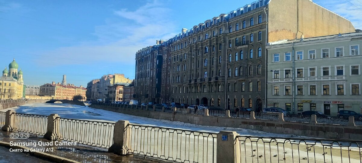 Большой серый дом. Здесь до 1965 года жили мои близкие, здесь была так называемая "старая квартира". Фото мое, сделано в прошлом году.