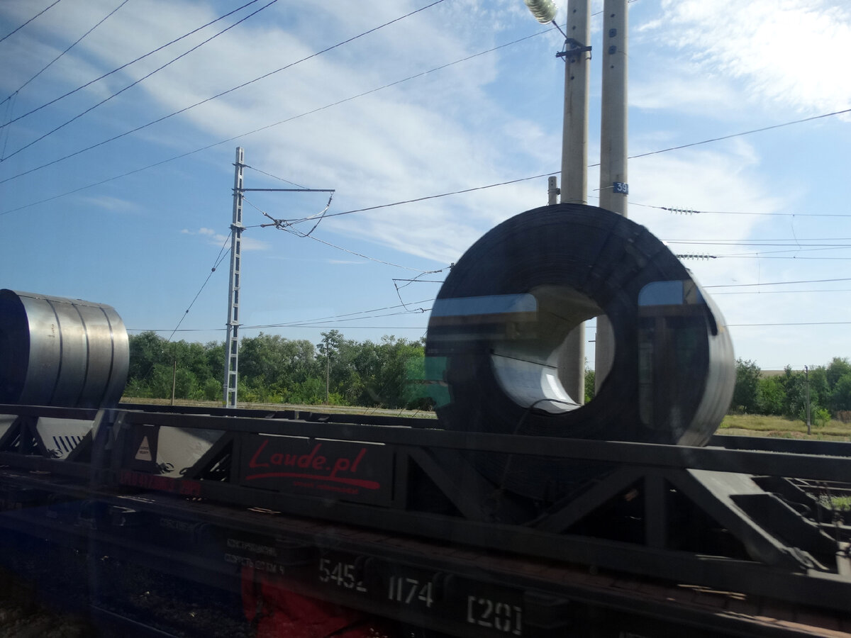 Вагоны на станции Овражная. Где-то я читал, что такой рулон весит около 20 тонн