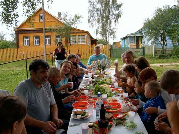 Деревенская родня. Застолье в деревне. Семейное застолье. Деревенское застолье. Семейное застолье в саду.