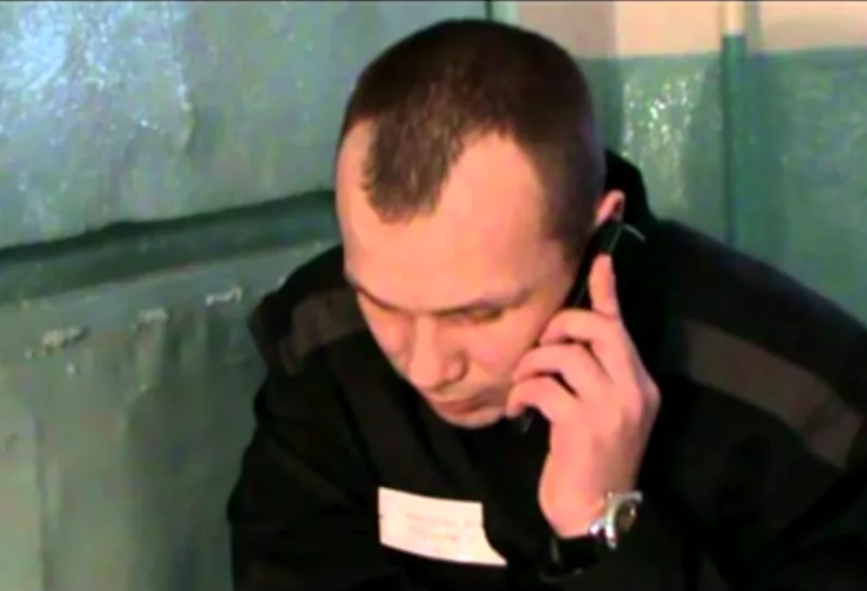 Разговаривает по телефону в тюрьме. Звонит в тюрьме. Свидание в тюрьме через стекло. Телефонные разговоры осужденных. Зек разговор.