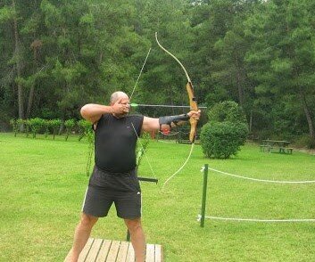 Тренирую навык попадания в цель из лука.