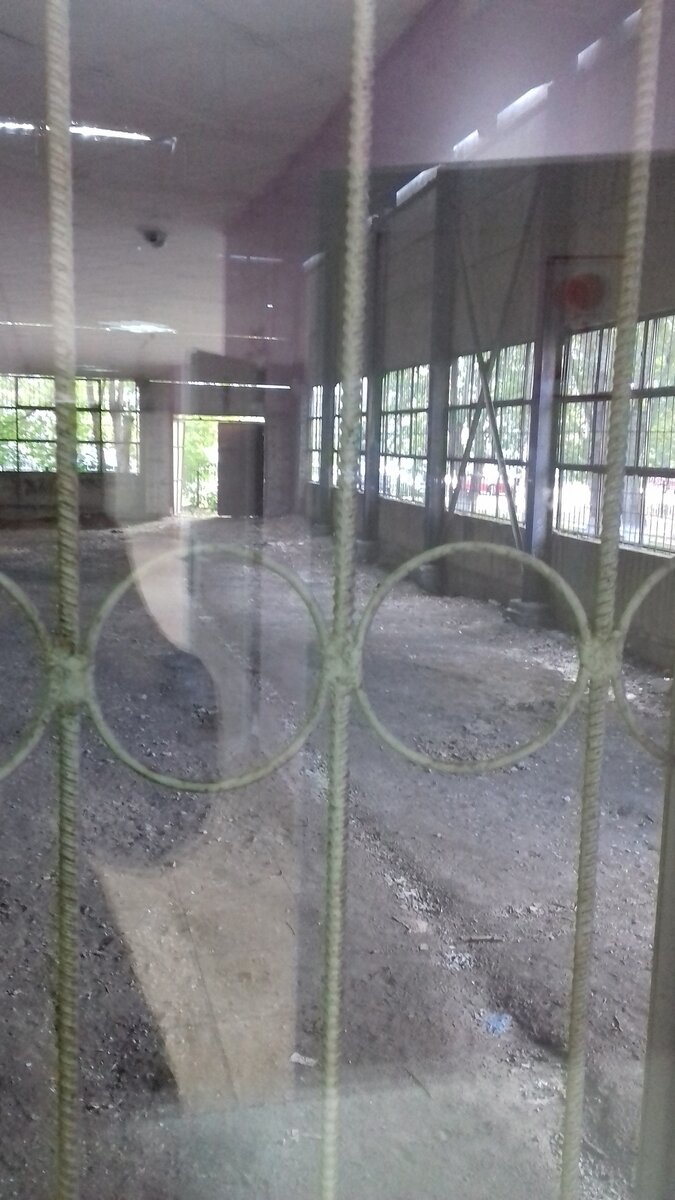 Да забыл сказать, что внутри школы существует окно в этот ангар